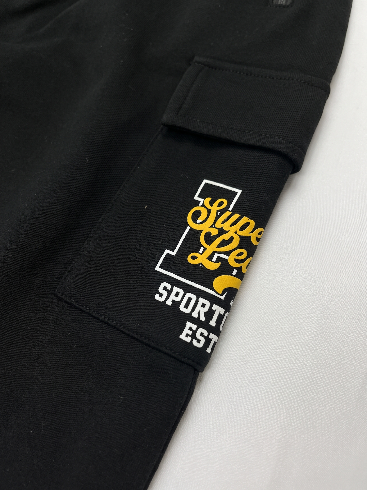 Black Cargo Vibe | Cargo trenirka za dječake - opušteni kroj